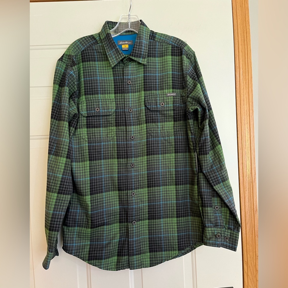 Men’s Eddie Bauer green charcoal gray black plaid long sleeve flannel.Size small